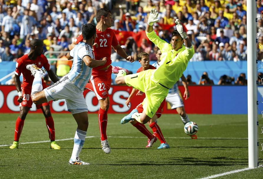 Garay sfiora la palla di testa sugli sviluppi di un calcio d&#39;angolo. Reuters